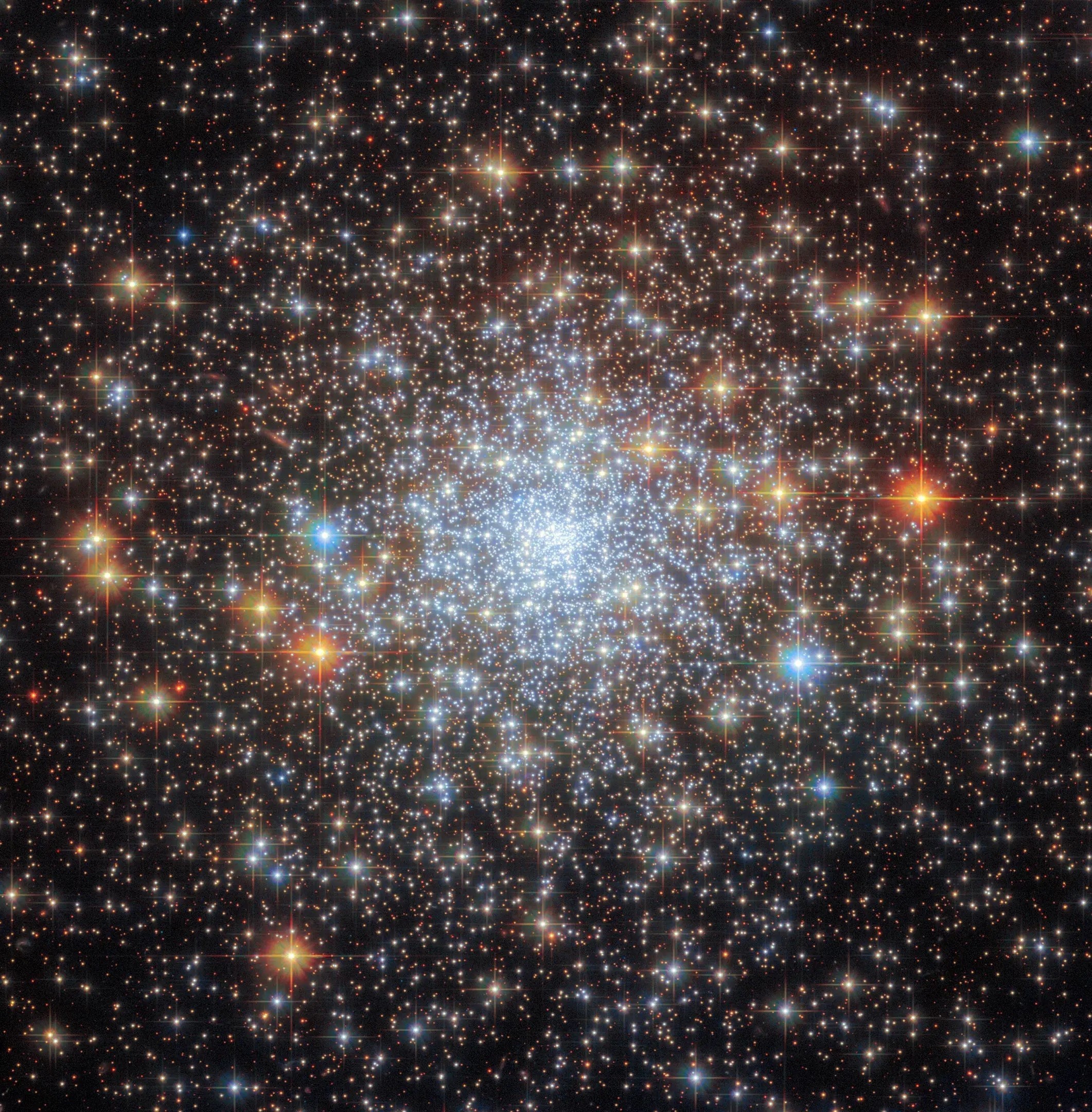 Галактический диско-шар — новое захватывающе фото от Hubble