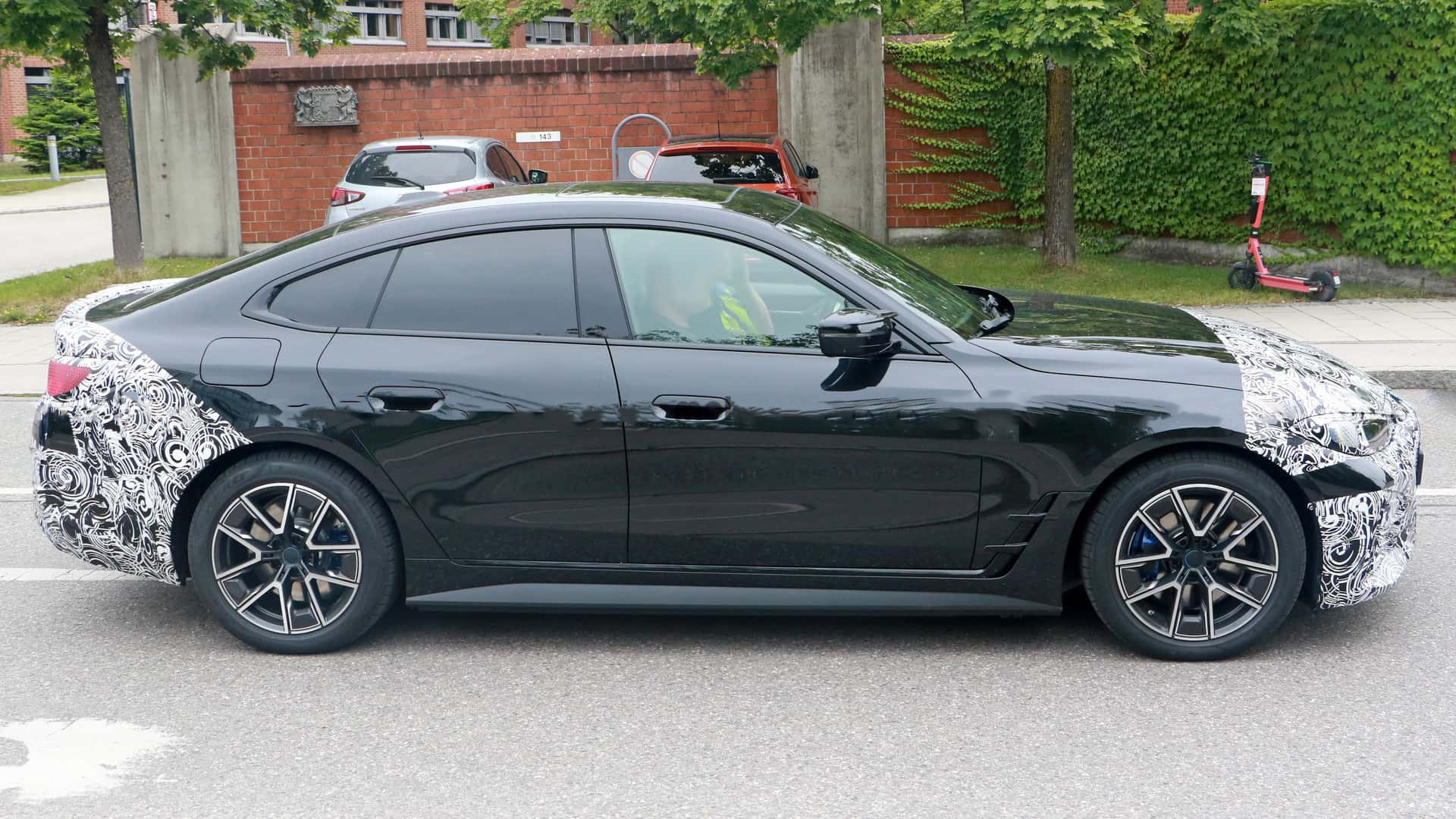 Появились качественные фотографии обновленного дизайна BMW i4 1 Появились качественные фотографии обновленного дизайна BMW i4