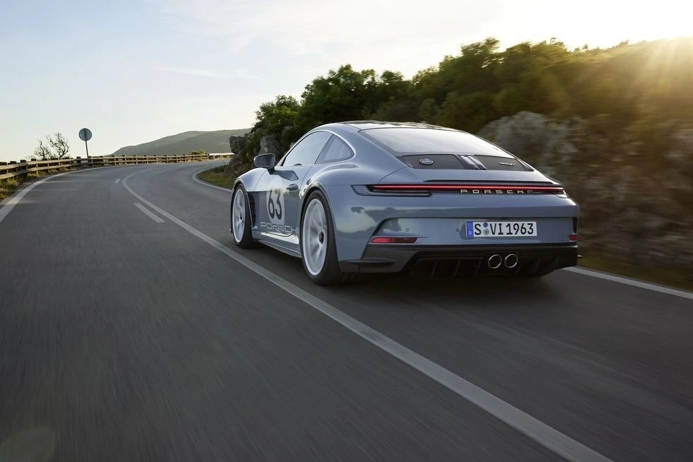 Porsche отмечает 60-летие серии 911 выпуском модели S/T 3 Porsche отмечает 60-летие серии 911 выпуском модели S/T