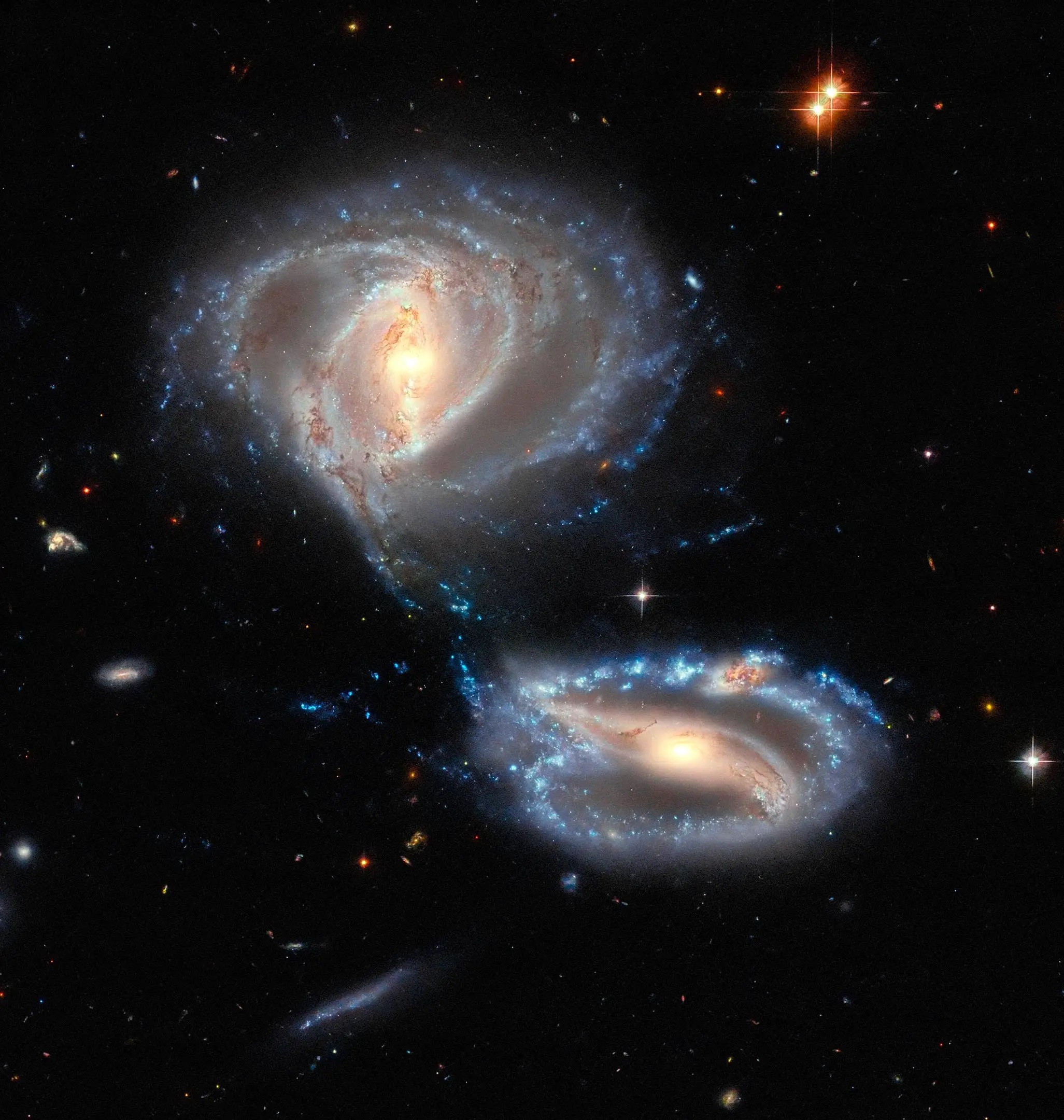 Новое невероятно изображение от телескопа Hubble — галактическое трио 1 Новое невероятно изображение от телескопа Hubble — галактическое трио