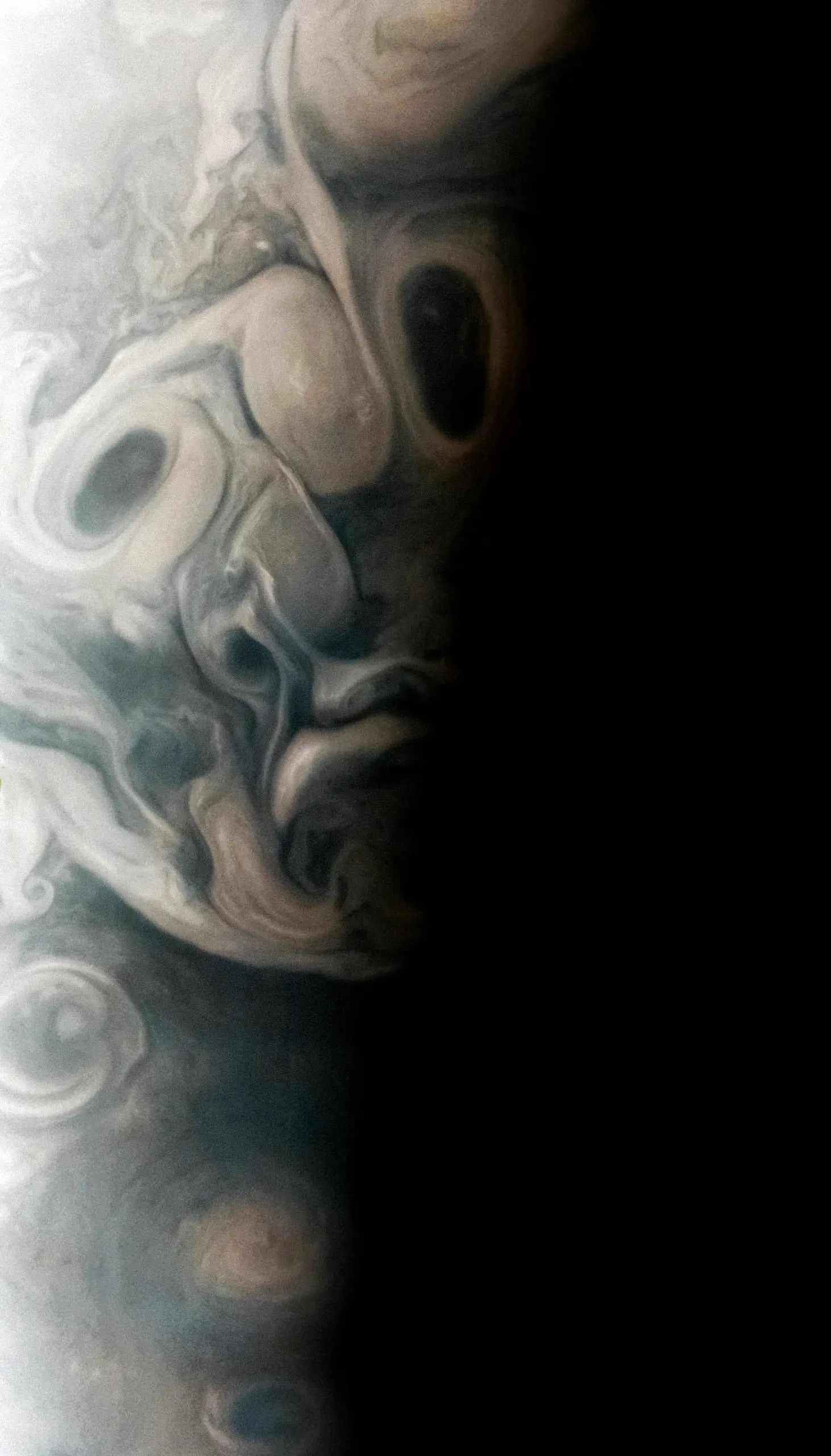 Аппарат NASA Juno заснял жуткое лицо на Юпитере