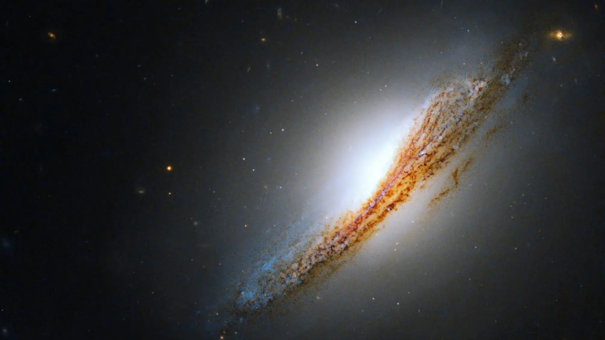 Hubble смог заснять редкую радиогалактику
