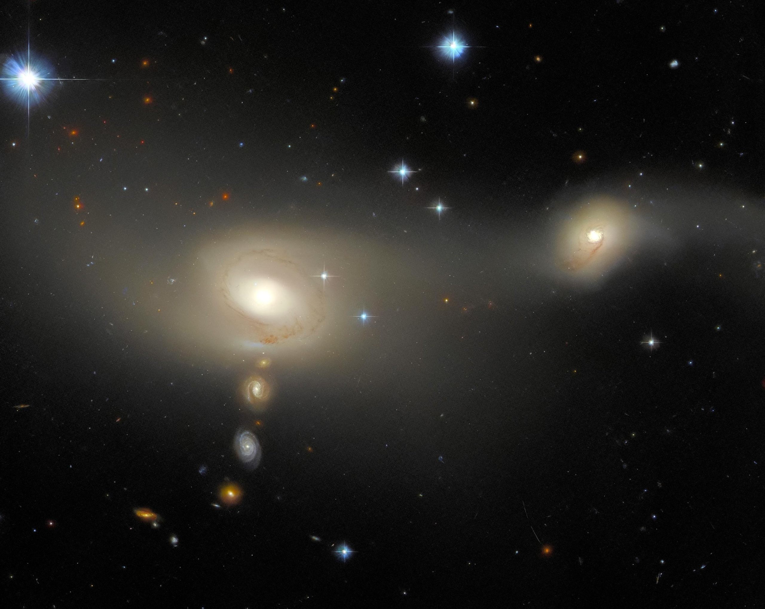 Потрясающее звездное шоу от Hubble 1 Потрясающее звездное шоу от Hubble