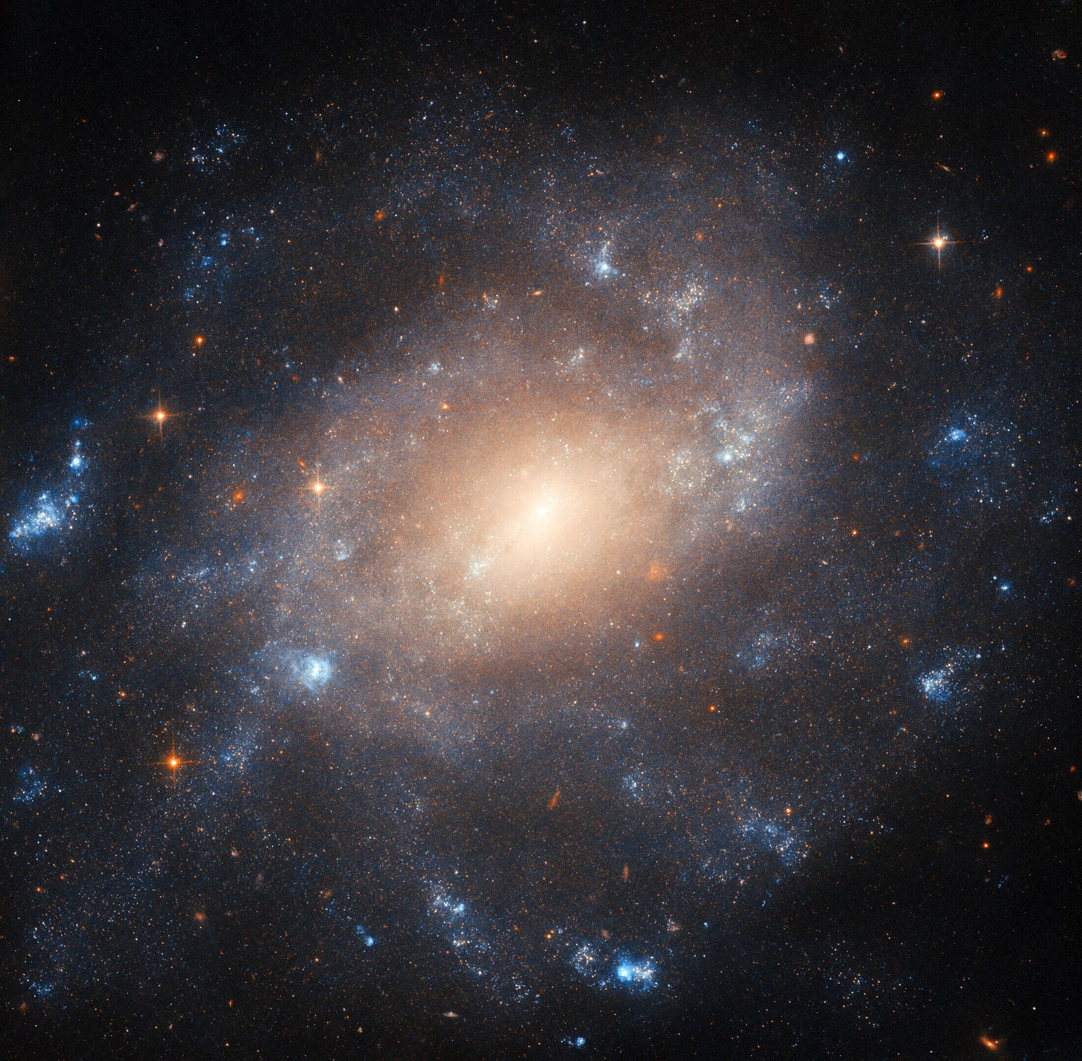 Hubble показал светящееся ядро спиральной галактики 1 Hubble показал светящееся ядро спиральной галактики