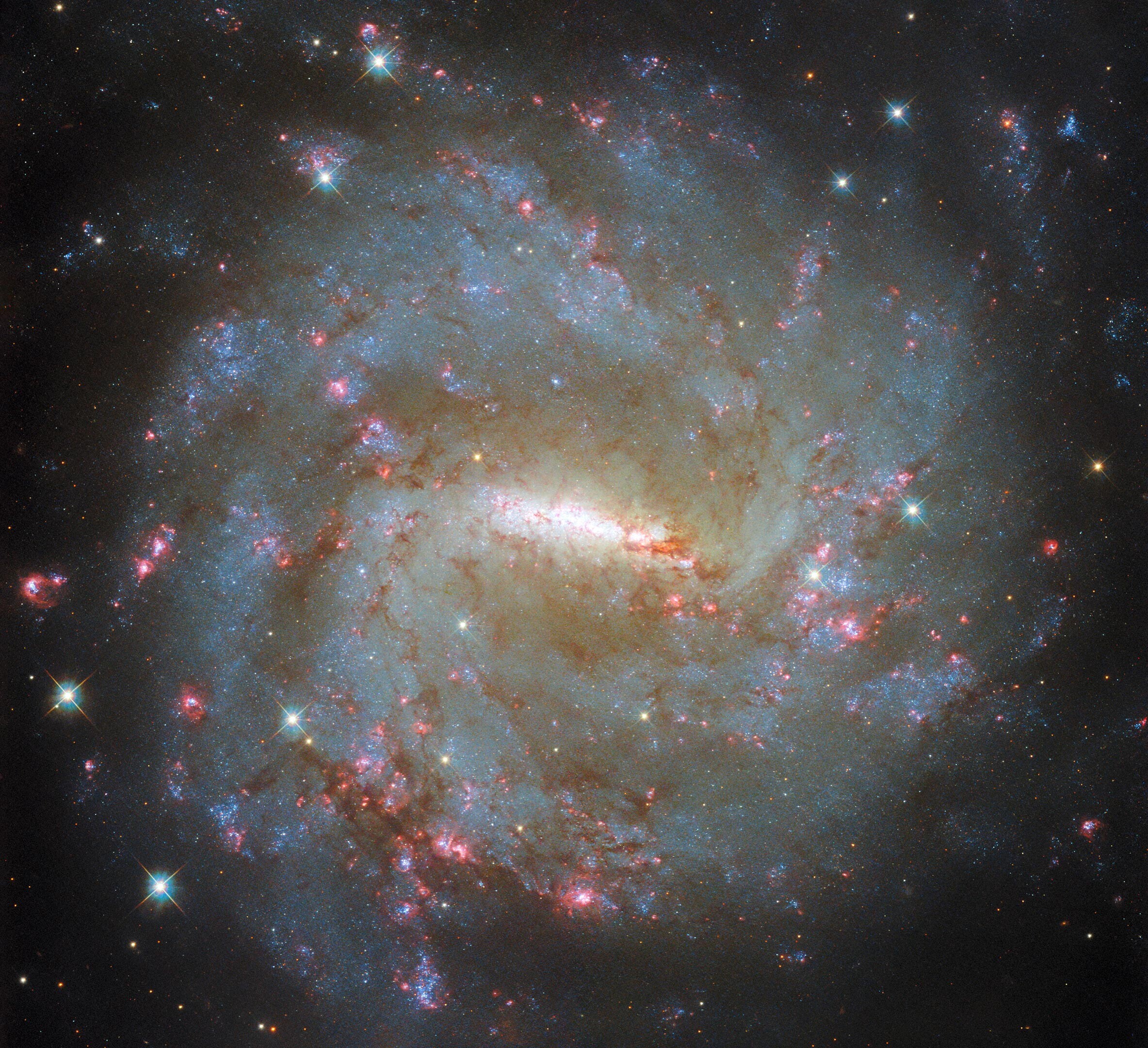 Hubble обнаружил потрясающую галактику, скрывающую тайны звездообразования 1 Hubble обнаружил потрясающую галактику, скрывающую тайны звездообразования