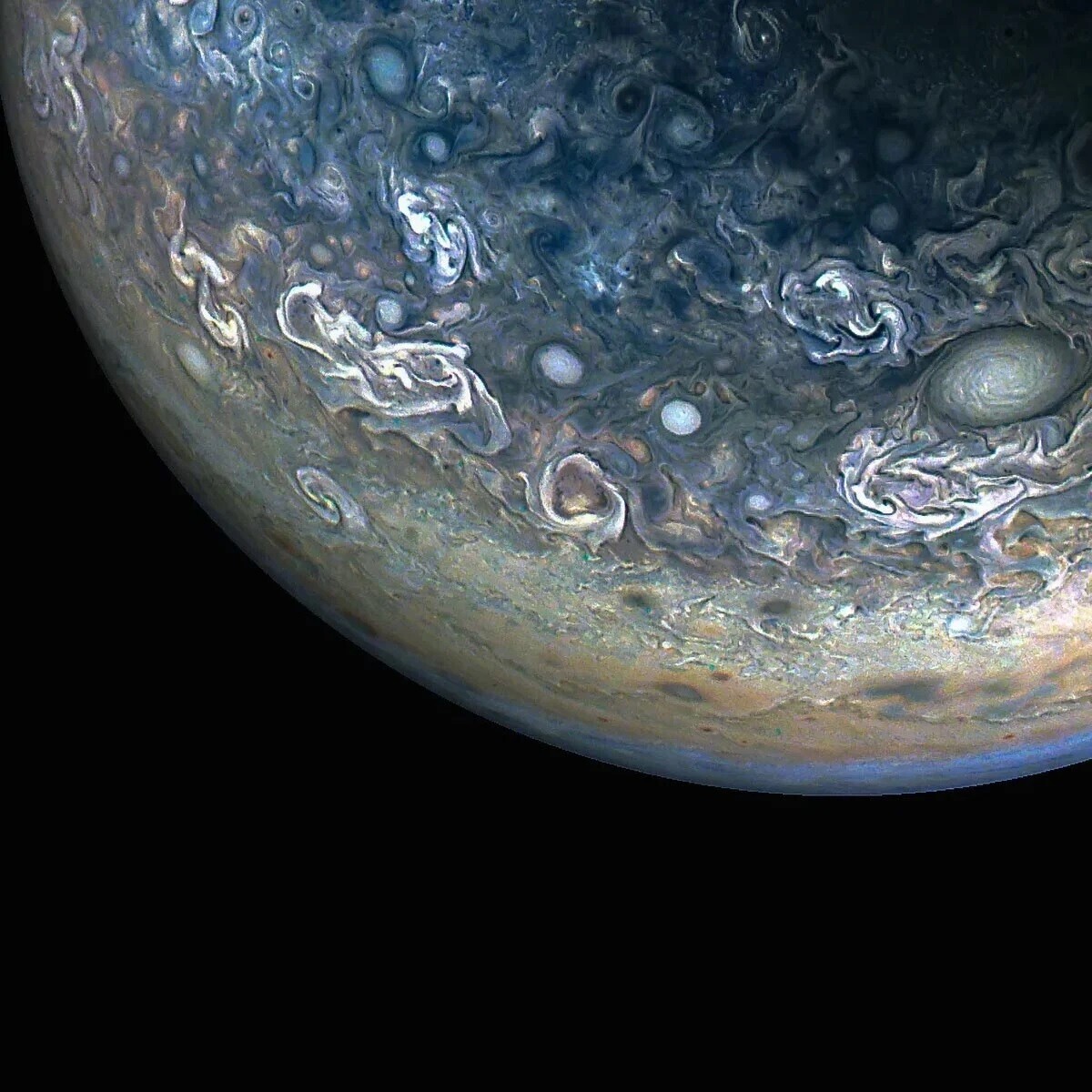Аппарат NASA Juno запечатлел красочный хаос Юпитера в потрясающих деталях 1 Аппарат NASA Juno запечатлел красочный хаос Юпитера в потрясающих деталях