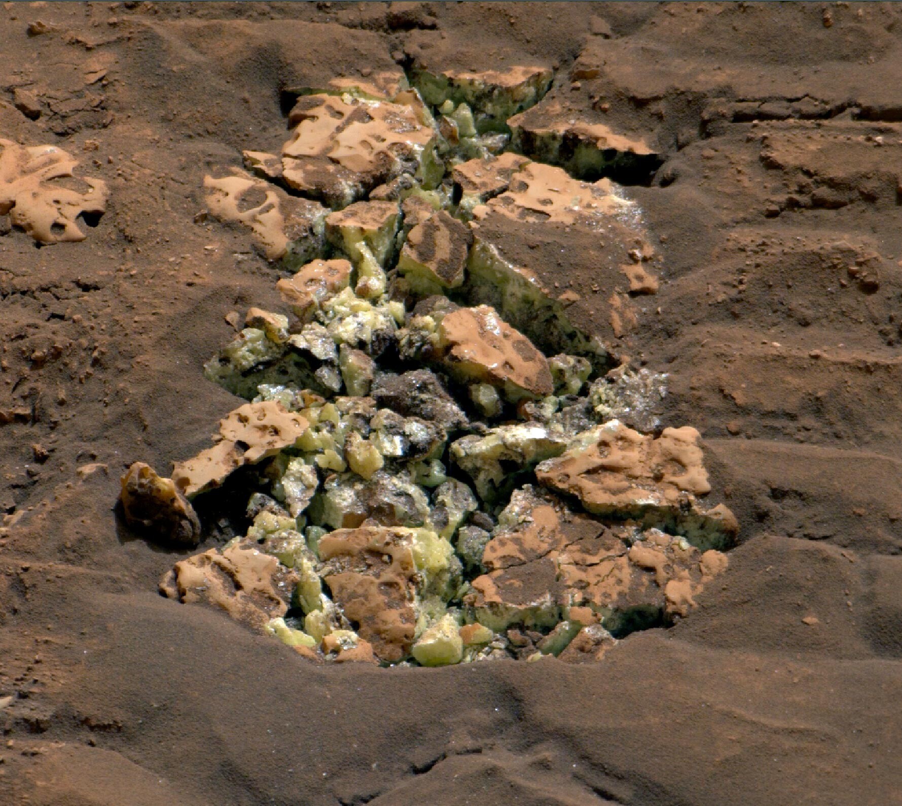 Марсоход Curiosity наткнулся на желтые кристаллы на Марсе 1 Марсоход Curiosity наткнулся на желтые кристаллы на Марсе