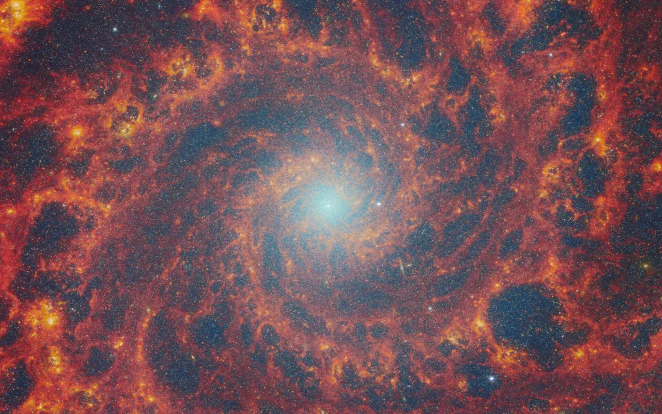 Свежее изображение Галактики-призрака, полученное JWST, проливает свет на звездообразование