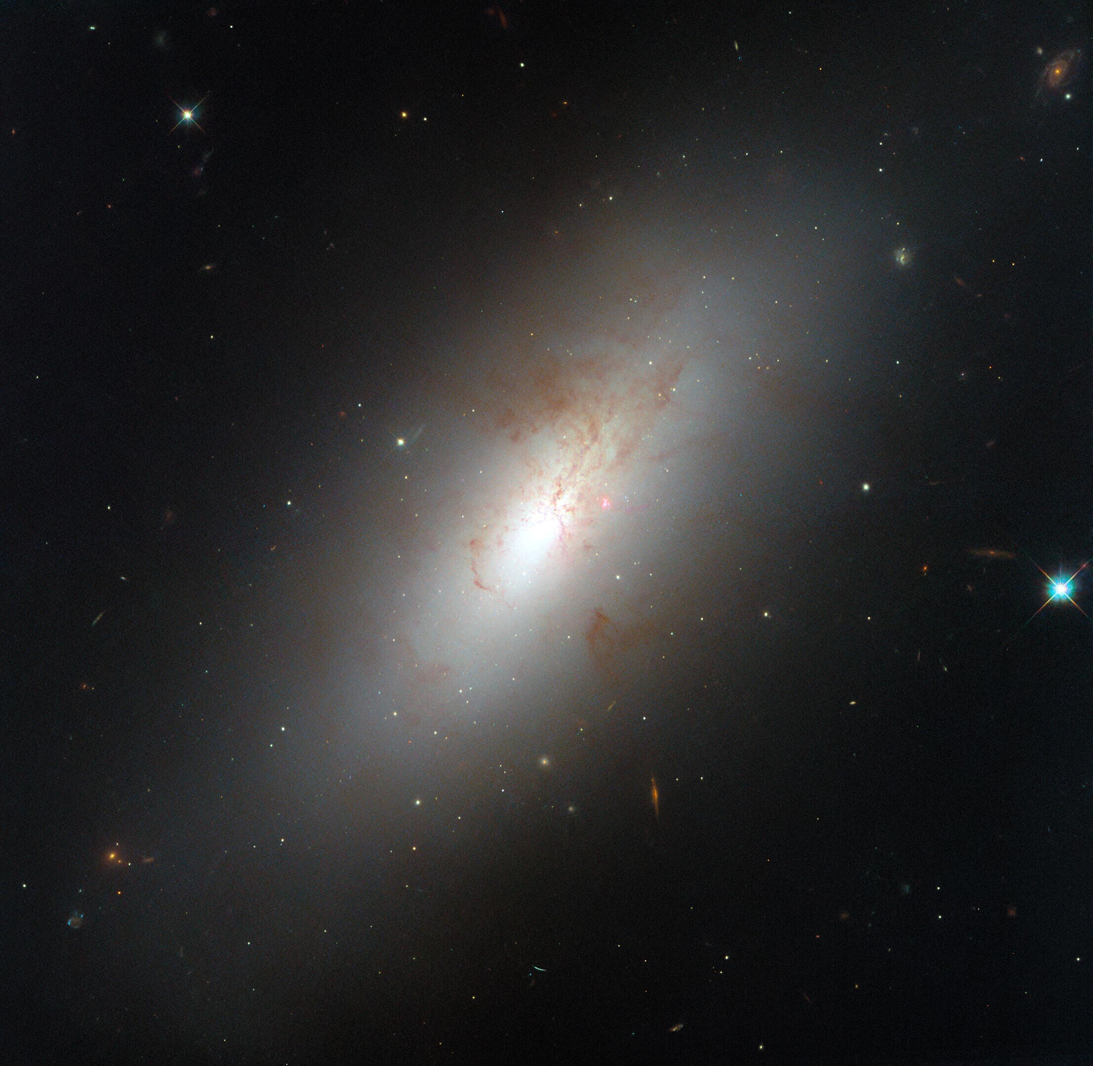 Hubble запечатлел галактику, которая не поддается классификации 1 Hubble запечатлел галактику, которая не поддается классификации