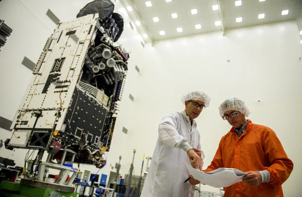 Обломки спутника Intelsat 33e становятся все большей угрозой