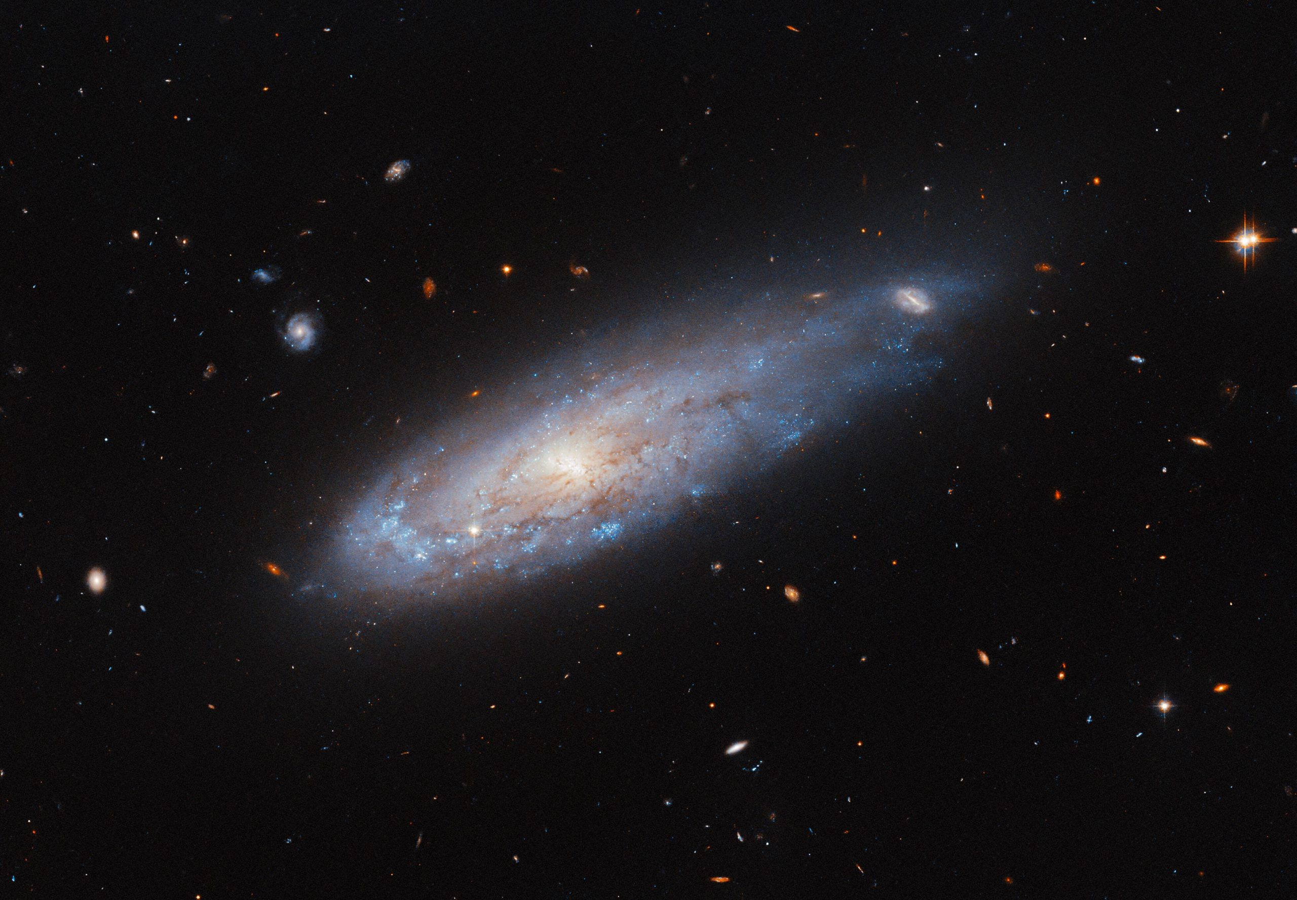 Hubble обнаружил галактику, летящую сквозь космос