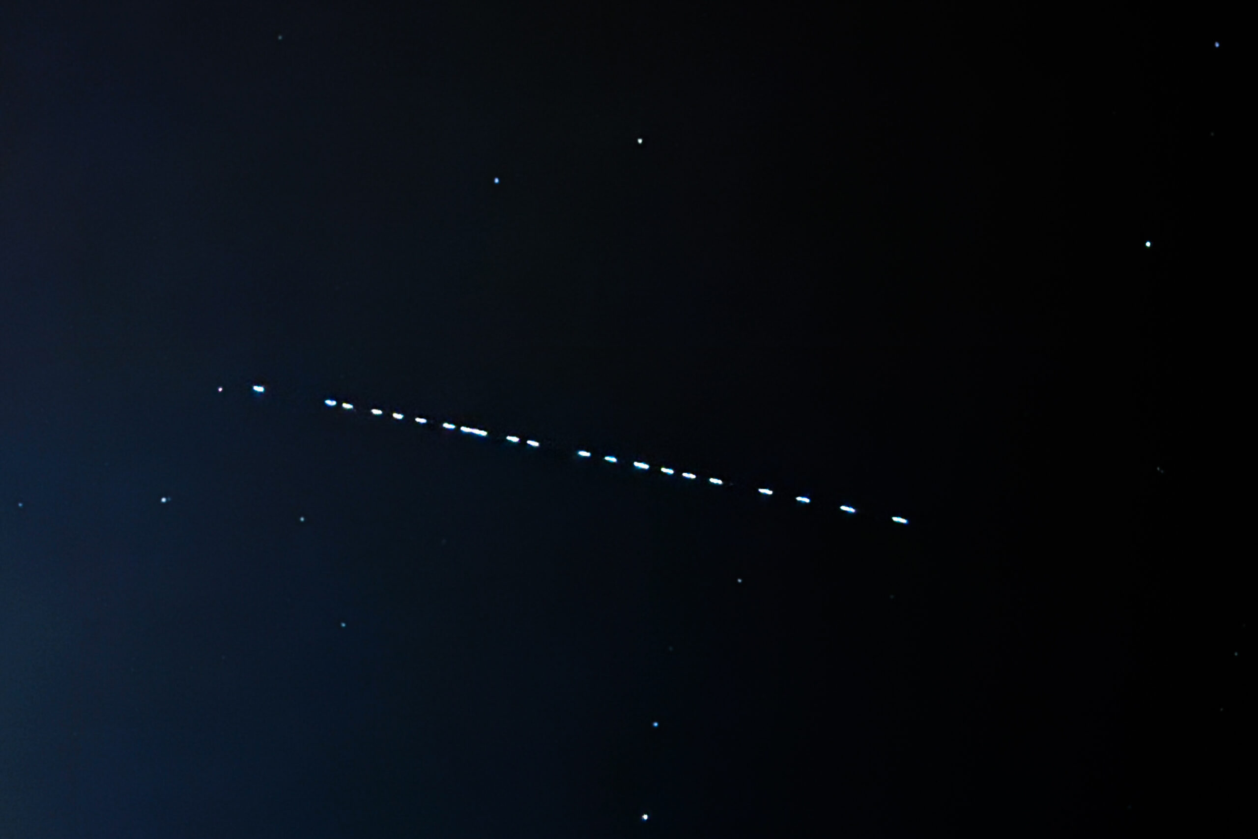 Многие люди ошибочно принимают спутники Starlink Илона Маска за НЛО
