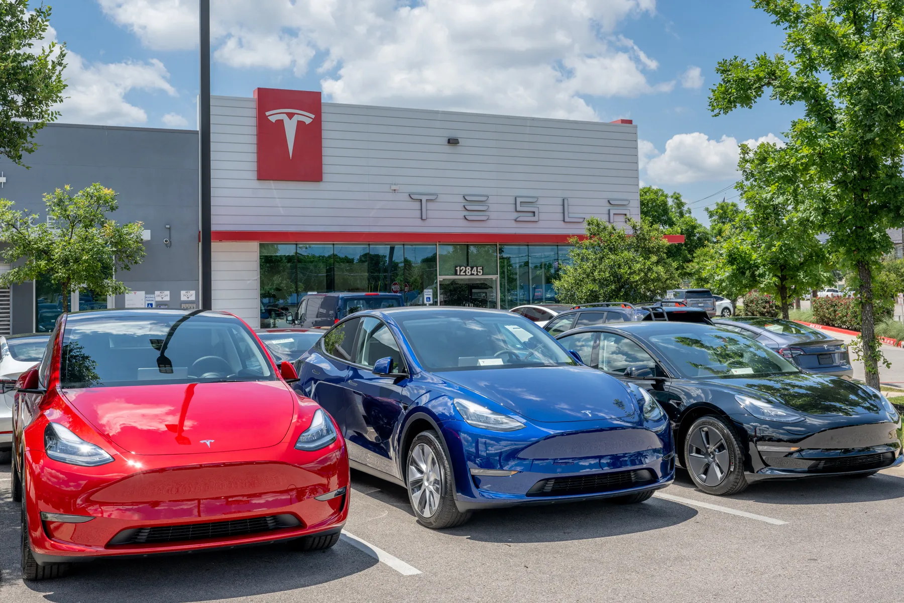 Самыми опасными электромобилями были признаны Tesla
