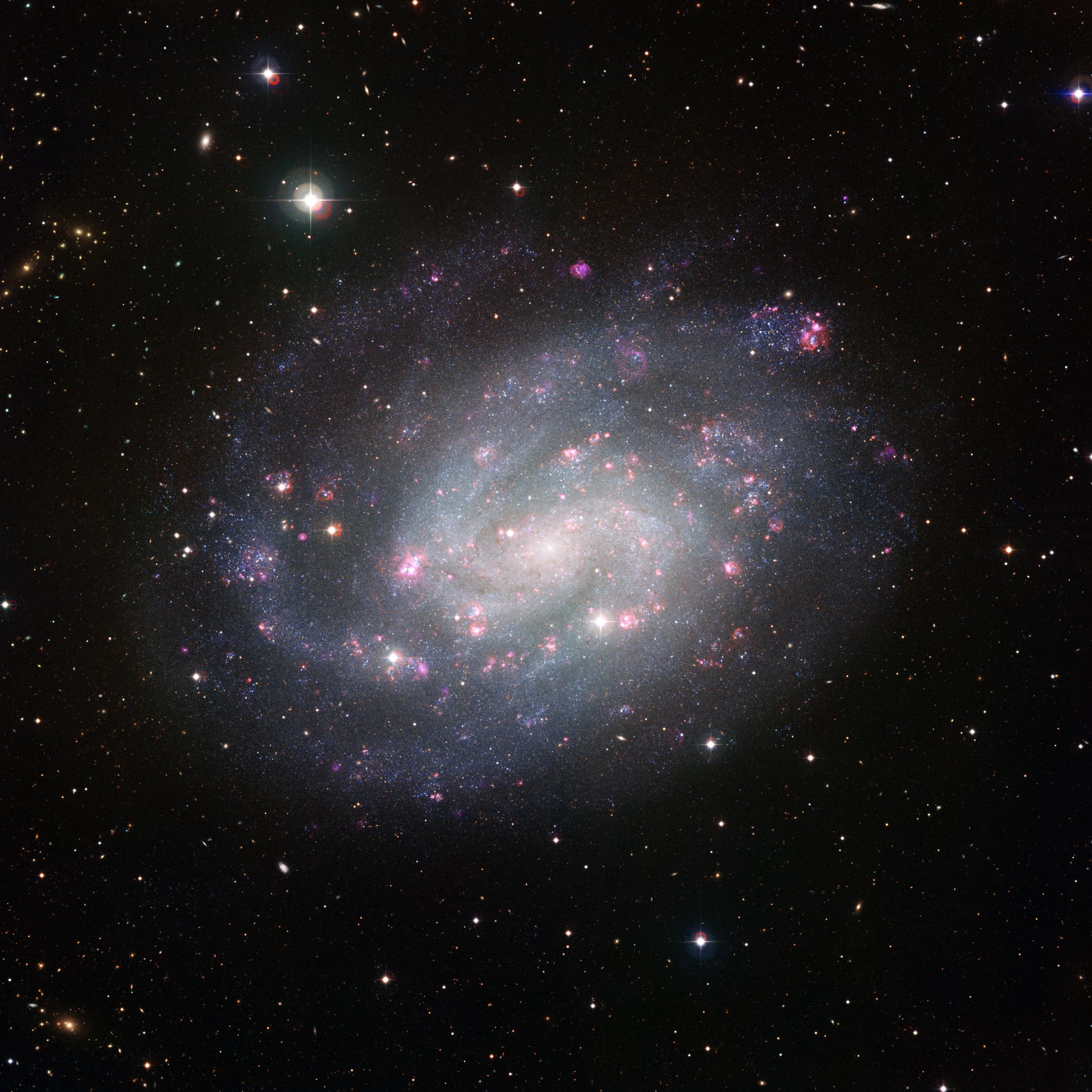 Маленькая галактика NGC 300 раскрыла свои большие тайны