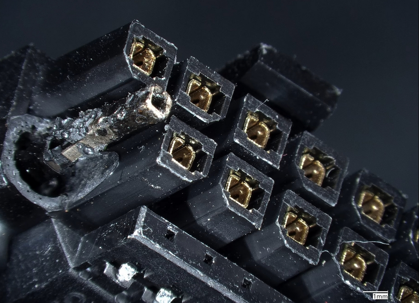 GeForce RTX 5090 снова плавит коннекторы, но проблема не в кабелях