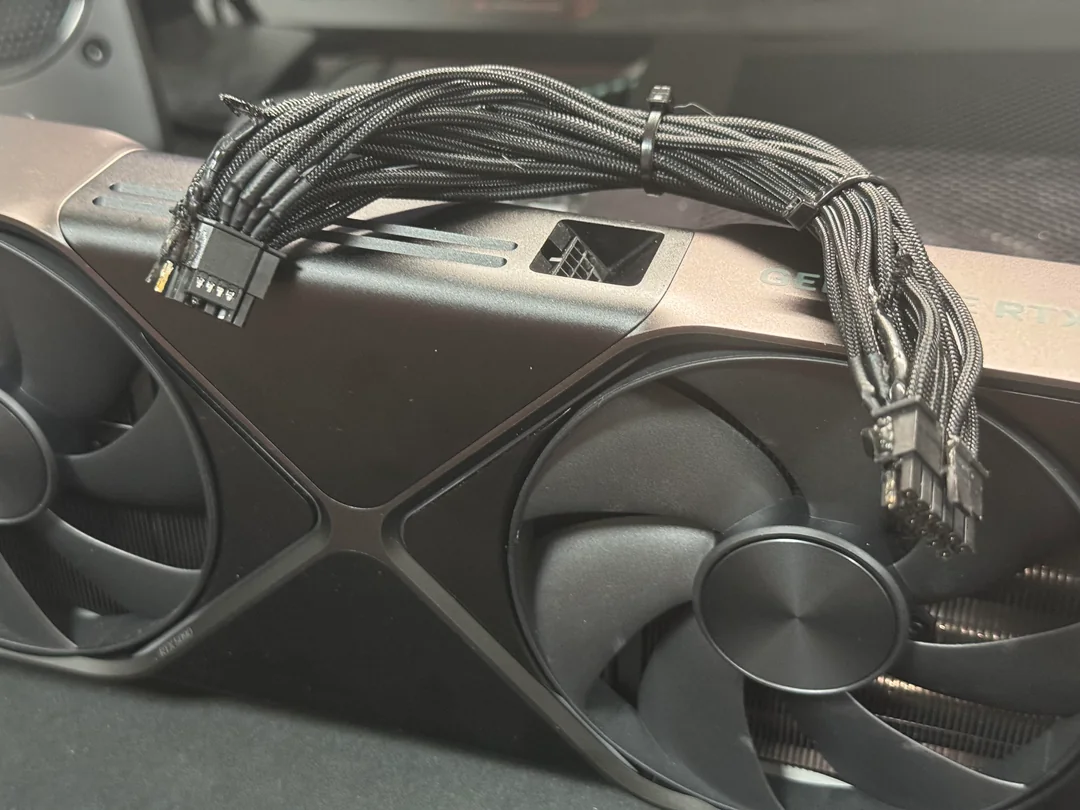 RTX 5090 оказалась также эффективна в сжигании кабелей как и прошлое поколение 1 RTX 5090 оказалась также эффективна в сжигании кабелей как и прошлое поколение