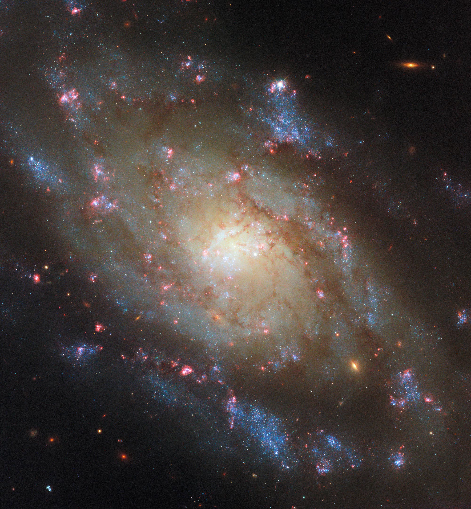 Hubble запечатлел захватывающий портрет галактики NGC 5042