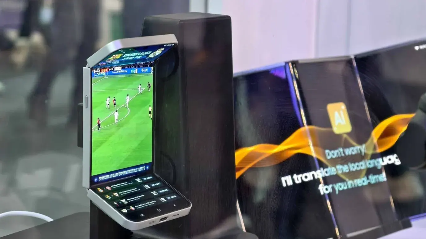 Samsung экспериментирует со складным форм-фактором показывая консоль и странный смартфон 1 Samsung экспериментирует со складным форм-фактором показывая консоль и странный смартфон