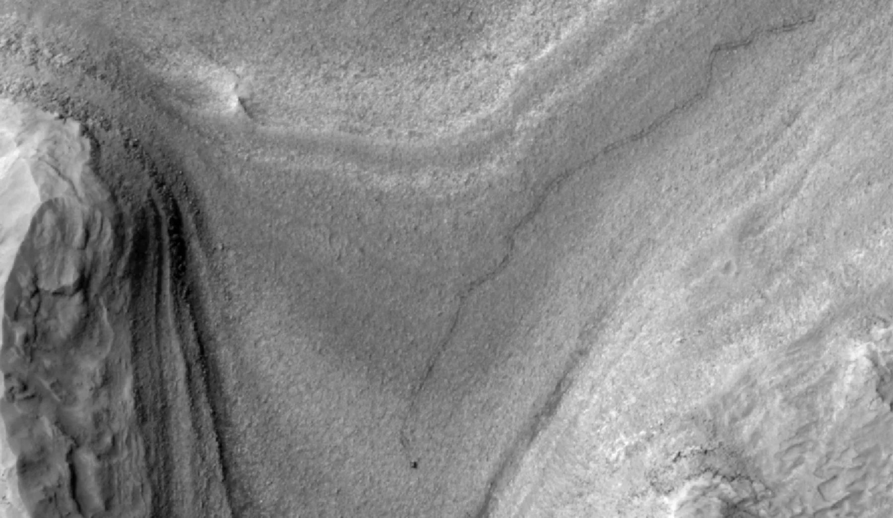 Curiosity в движении: орбитальный снимок NASA впервые запечатлел марсоход на маршруте