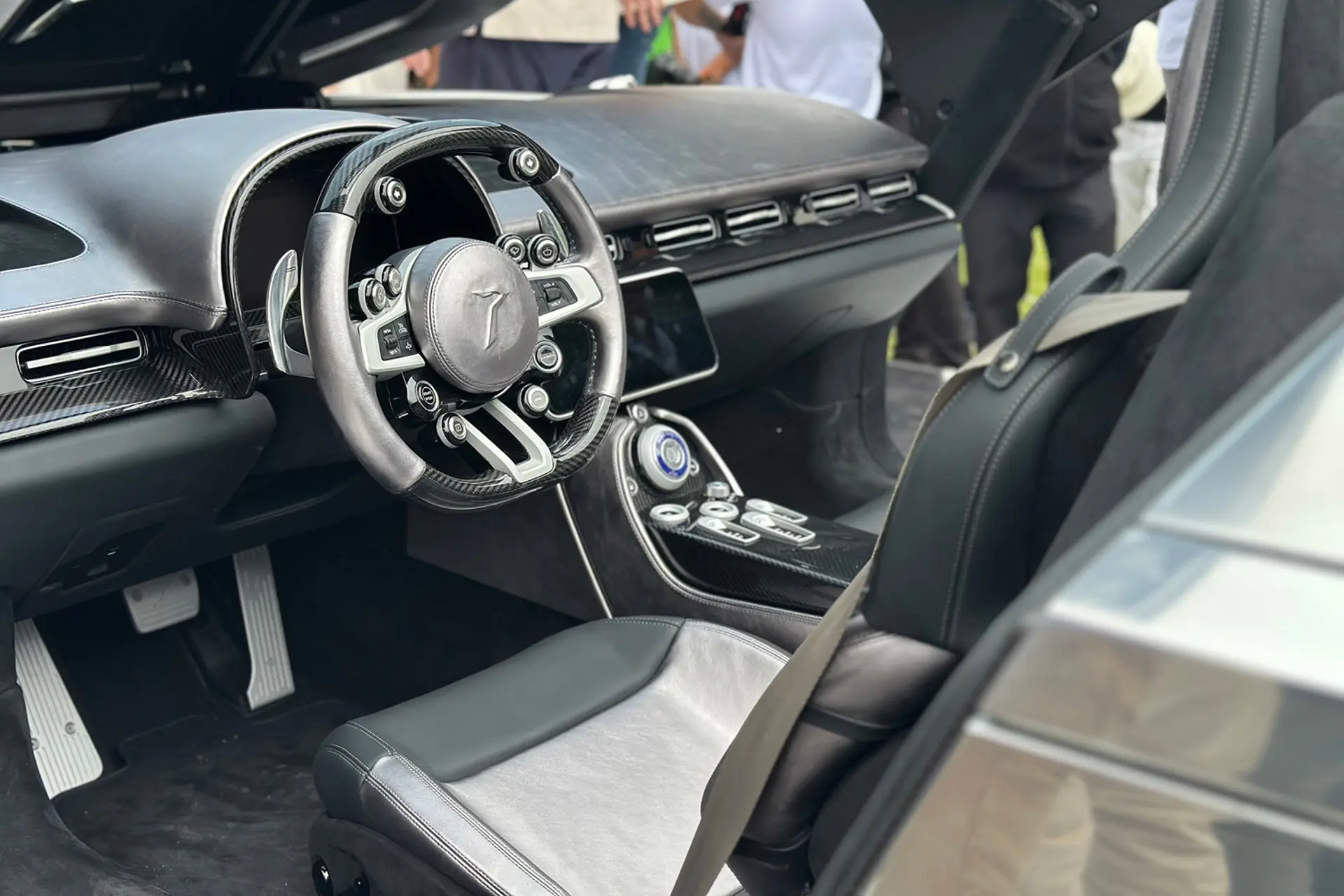 Представлен металлический суперкар затмевающий дизайном Tesla Cybertruck 3 Представлен металлический суперкар затмевающий дизайном Tesla Cybertruck