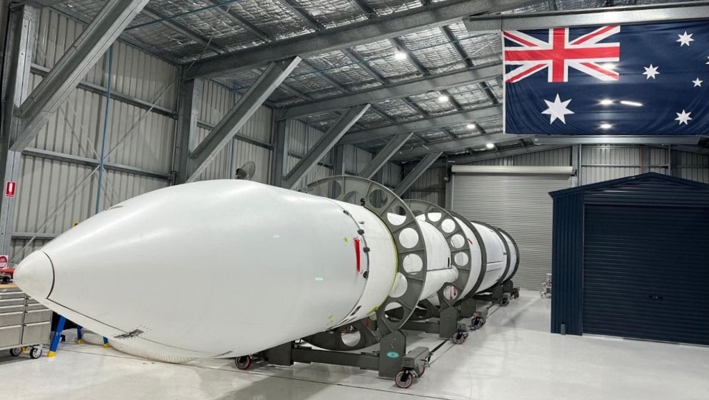 Австралия на пороге космической истории: стартап Gilmour Space готовится к первому запуску 1 Ракета Гилмора Eris в ангаре на стартовой площадке на северо-востоке Австралии.