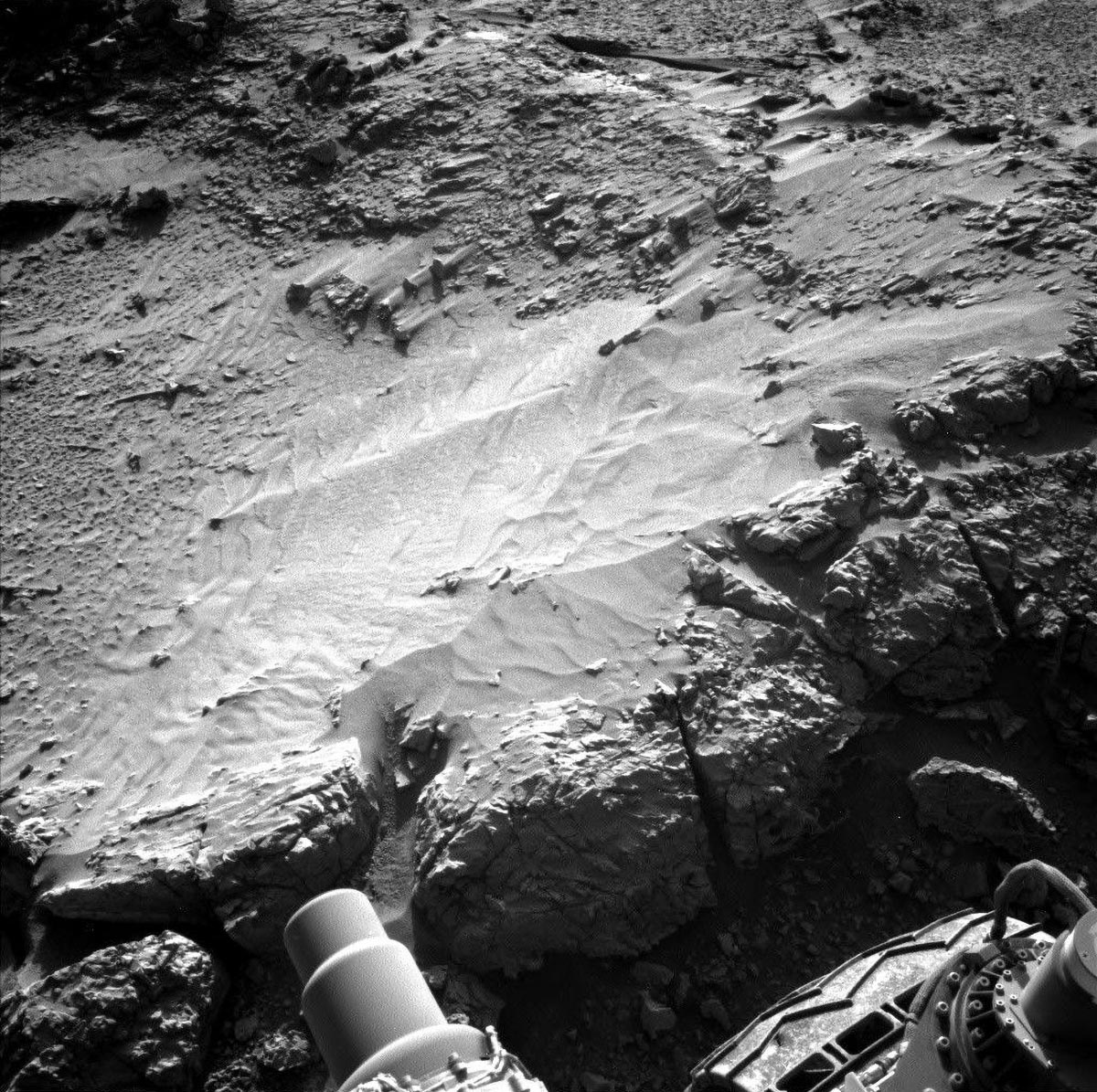 Марсианские тайны: Curiosity на пороге нового открытия 1 Марсоход Curiosity НАСА получил это изображение с помощью своей левой навигационной камеры 14 мая 2025 года — 4539-й сол, или 4539-й марсианский день миссии Mars Science Laboratory — в 00:57:26 UTC.