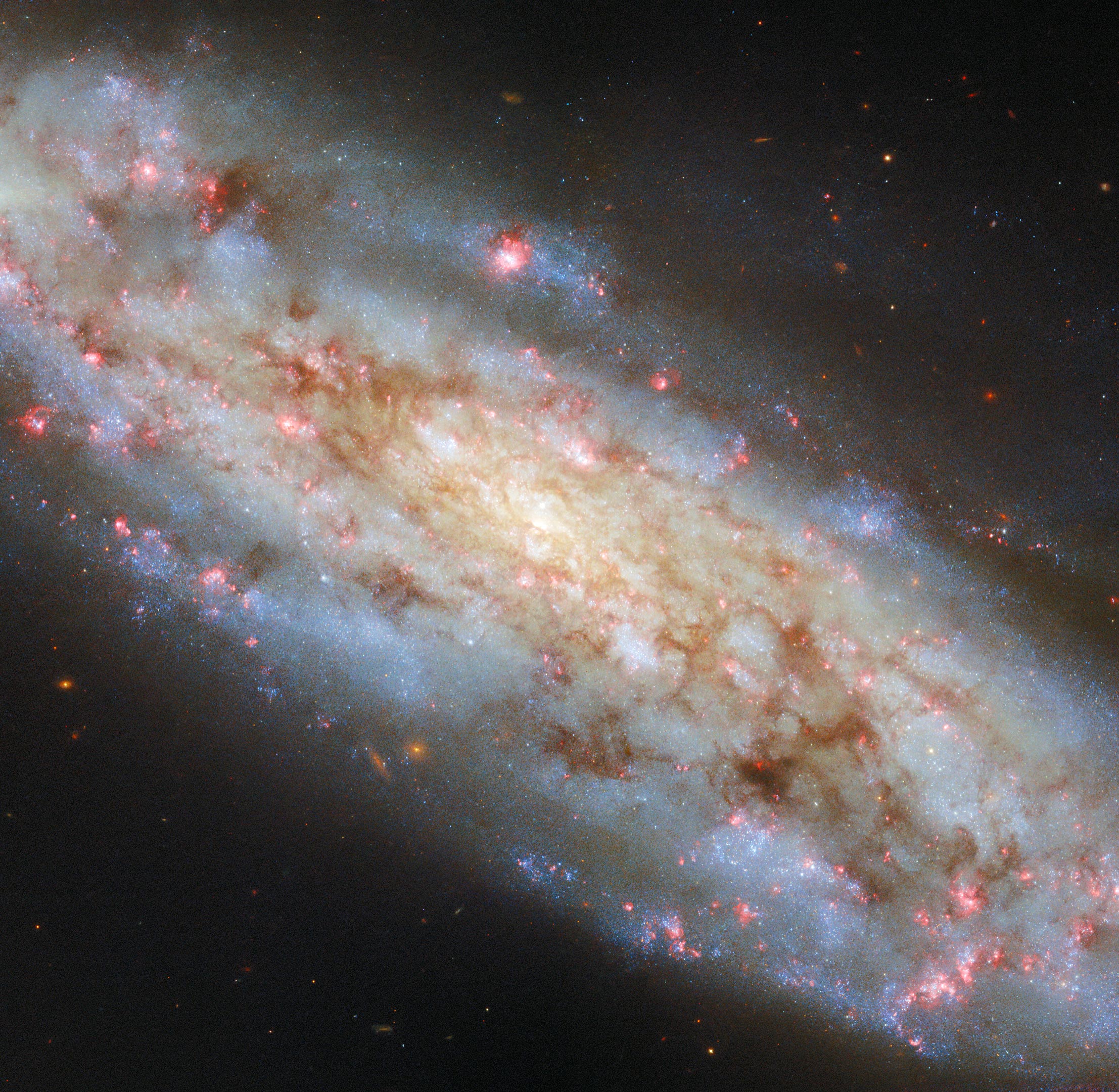 Hubble запечатлел галактику-балерину: рождение звёзд в спиральном танце
