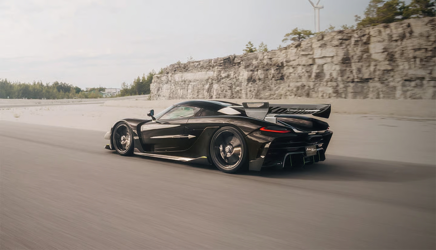 Невероятный новый мегакар Koenigsegg каким-то образом получил право на использование на дорогах 1 Невероятный новый мегакар Koenigsegg каким-то образом получил право на использование на дорогах
