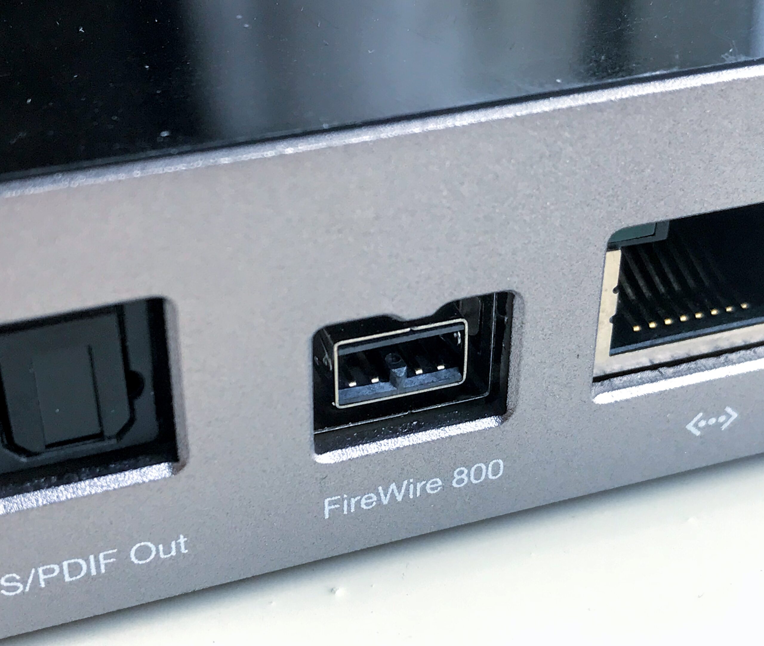 Конец эпохи: Apple окончательно хоронит технологию FireWire в новой macOS