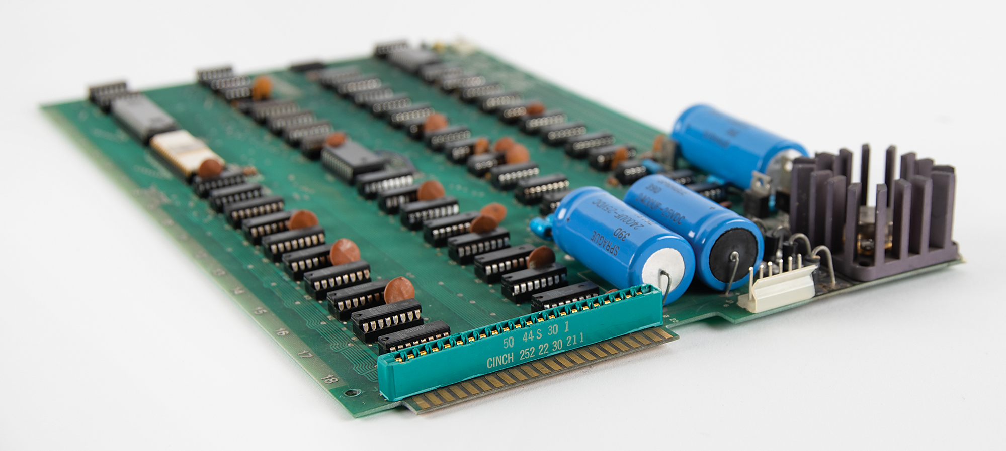 Раритетный компьютер Apple-1 в деревянном корпусе выставлен на аукцион за 300 000$ 1 Раритетный компьютер Apple-1 в деревянном корпусе выставлен на аукцион за 300 000$