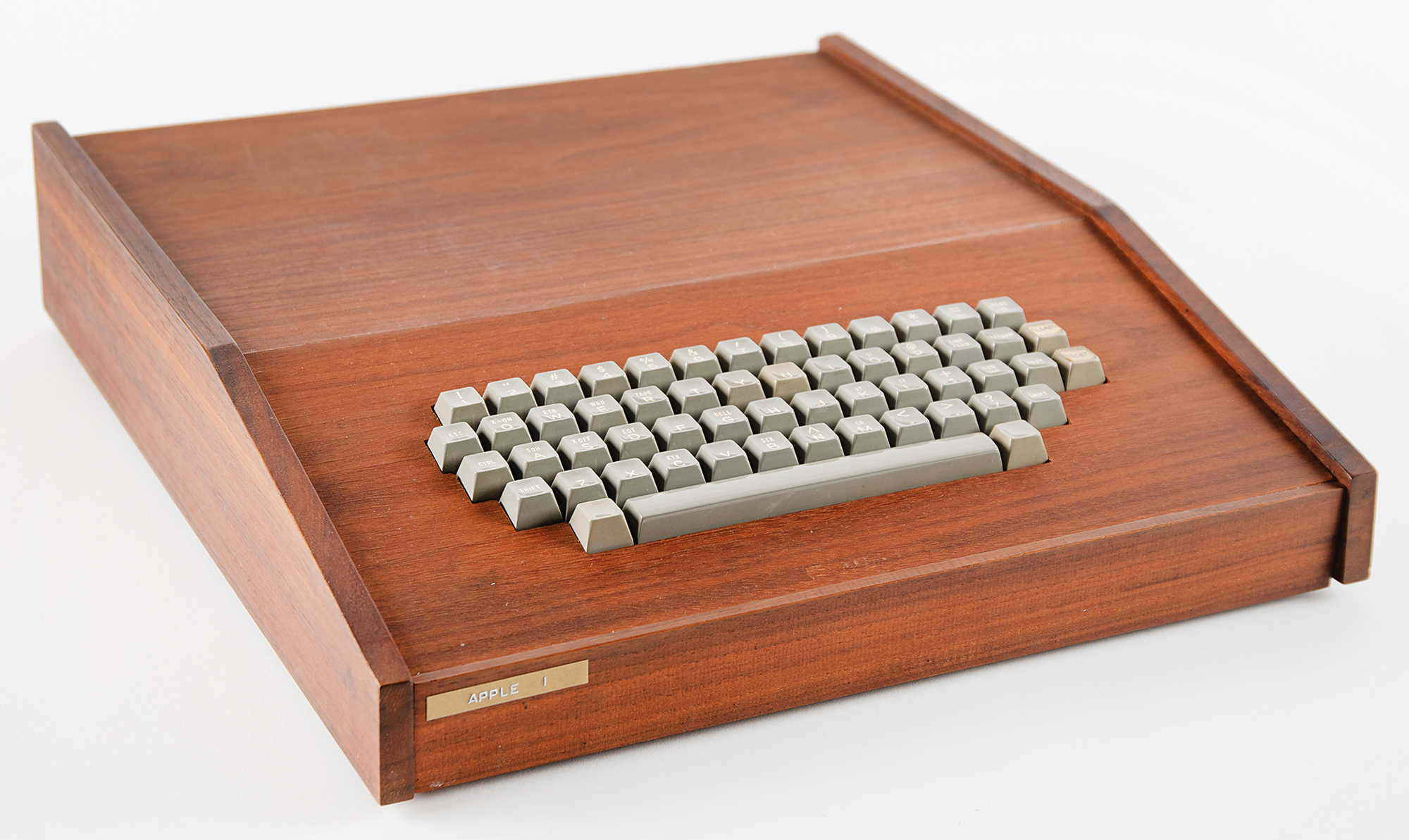 Раритетный компьютер Apple-1 в деревянном корпусе выставлен на аукцион за 300 000$