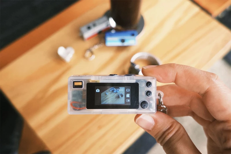 Kodak выпустила миниатюрную ретро-камеру за 30$ для съемки в стиле 80-х 1 Kodak выпустила миниатюрную ретро-камеру за 30$ для съемки в стиле 80-х