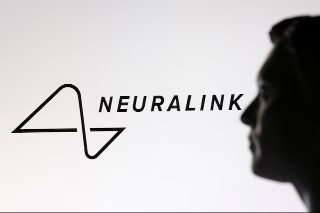 Neuralink расширяет глобальные испытания: уже 12 пациентов получили мозговые импланты