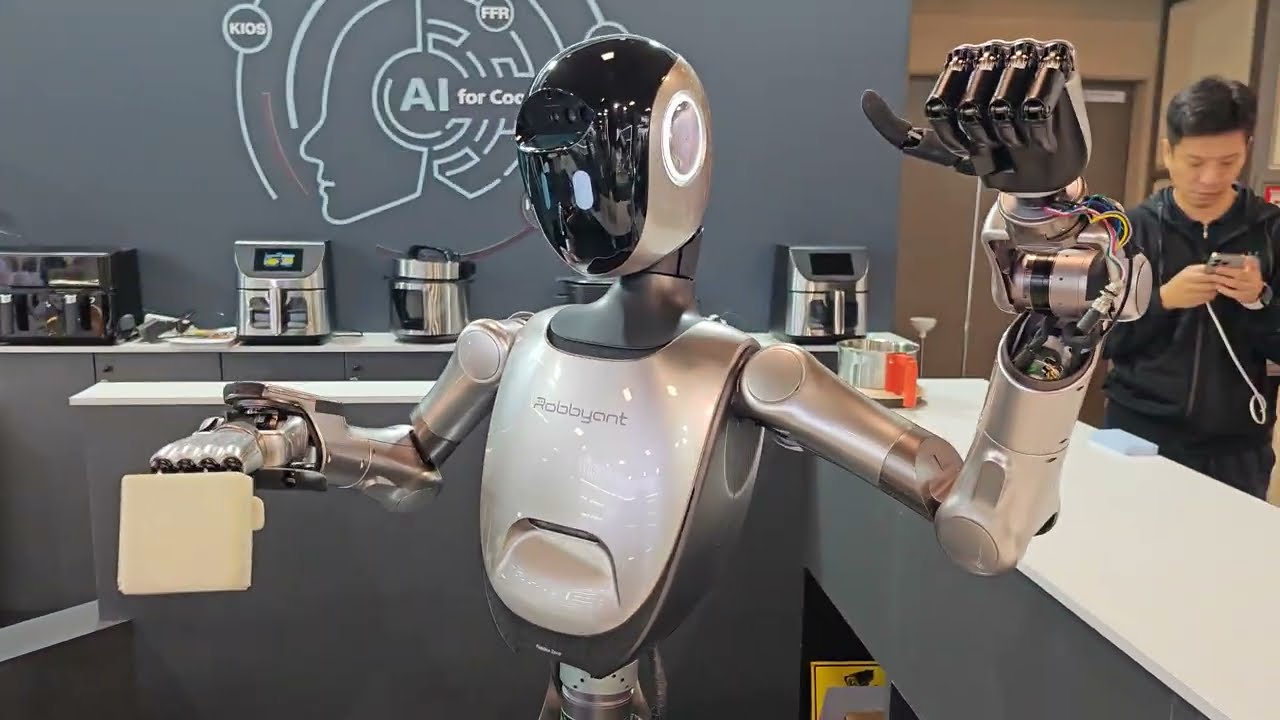 Ant Group представила гуманоидного робота R1 с ИИ-мозгом для бытовых задач