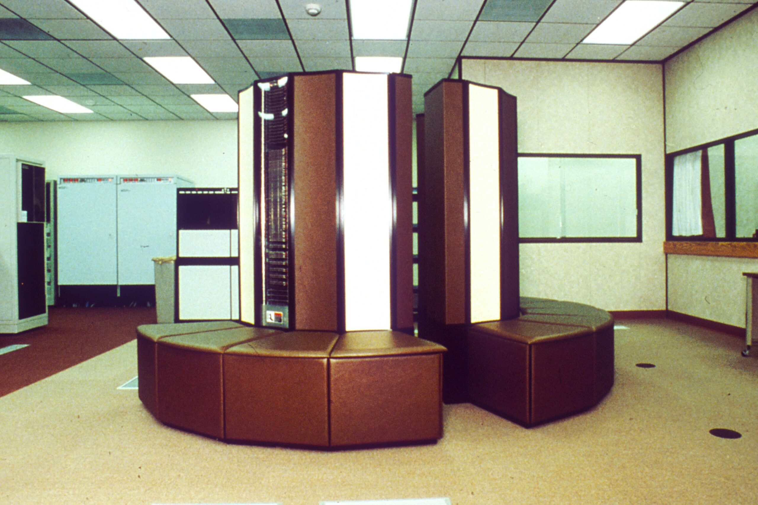 Монетный двор США увековечил легендарный суперкомпьютер Cray-1 на памятной монете