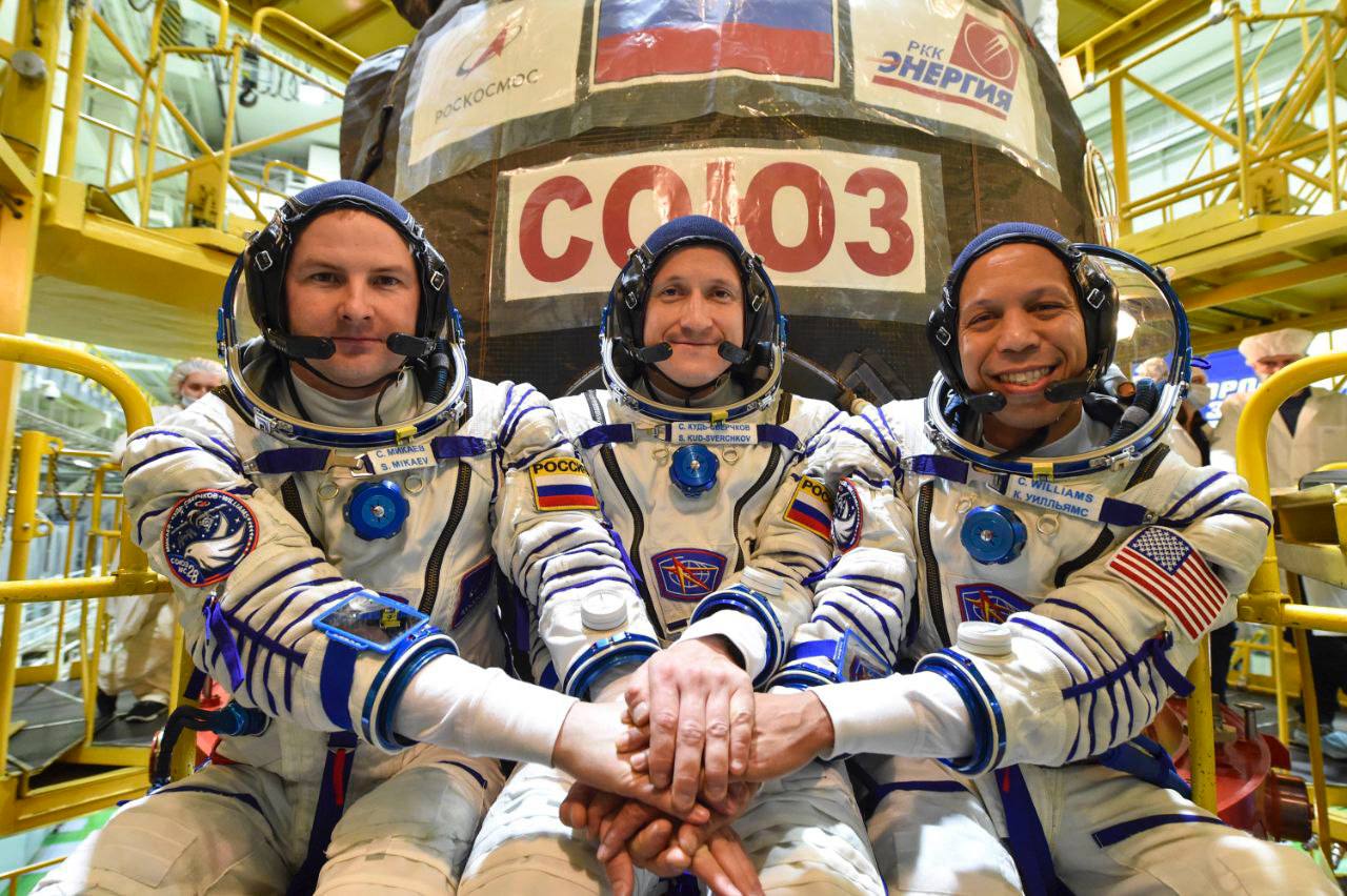 На Байконуре провели первую «примерку» корабля «Союз МС-28»