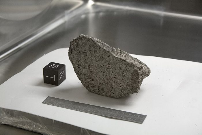 Как украсть Луну: история пропажи лунных камней в НАСА