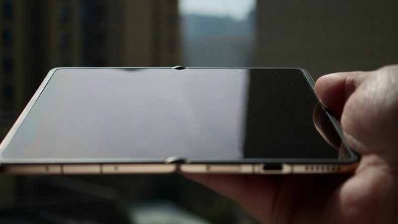 Складные смартфоны теряют главный недостаток: Oppo и Honor показали экраны без видимой складки