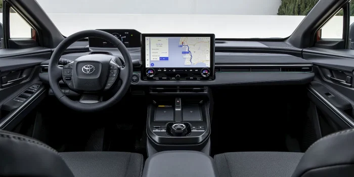 Toyota C-HR+ выходит в Европе: 607 км хода, 28 минут зарядки и полный привод 343 л.с.
