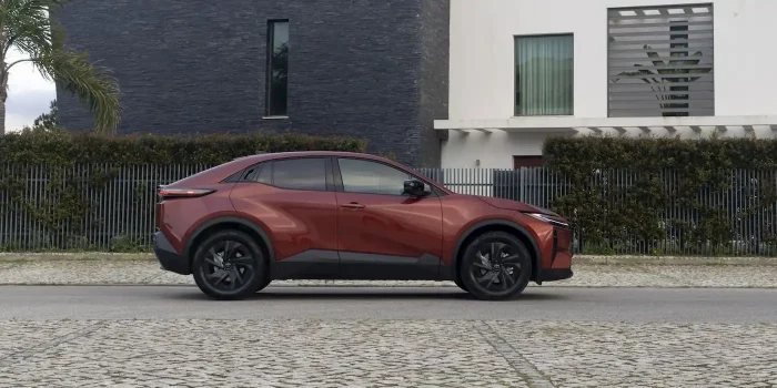 Toyota C-HR+ выходит в Европе: 607 км хода, 28 минут зарядки и полный привод 343 л.с.