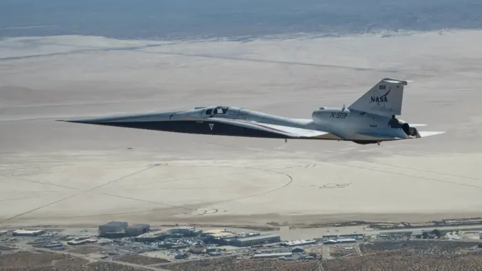 Бесшумный сверхзвуковой исследовательский самолет НАСА X-59 пролетает над Центром летных исследований им. Армстронга в Эдвардсе, штат Калифорния.
