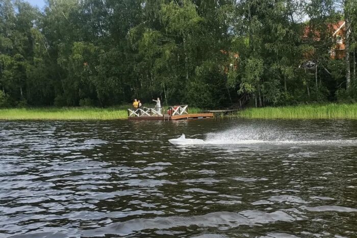 Автономный катер-беспилотник длиной 1,25 м мониторит водоемы и делает доставку