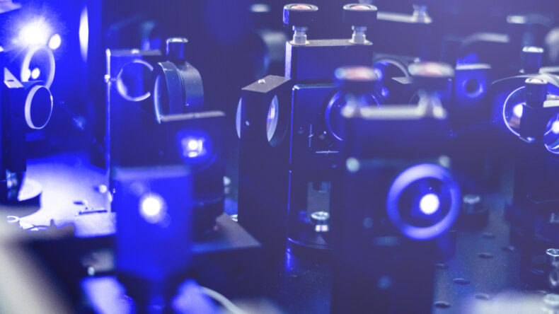 Лазер размером с бактерию создали в Питере для медицины и космоса