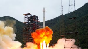 Китайский спутник Shijian-31 вышел на уникальную орбиту для наблюдения за геостационарным поясом