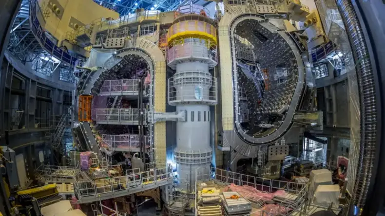На термоядерном реакторе ITER завершили установку последнего модуля вакуумной камеры