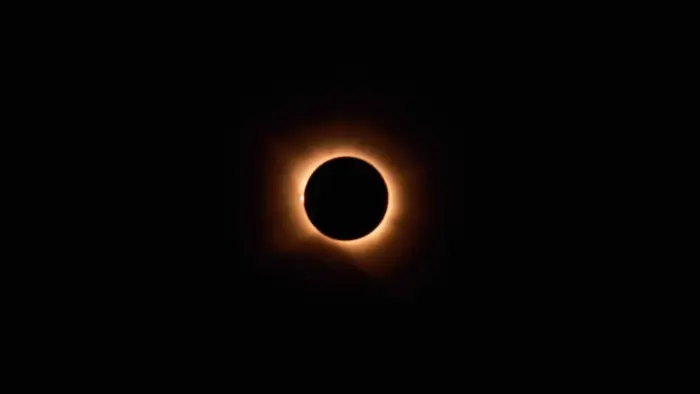 Лучшие фотографии полного солнечного затмения 2026 года со всего мира