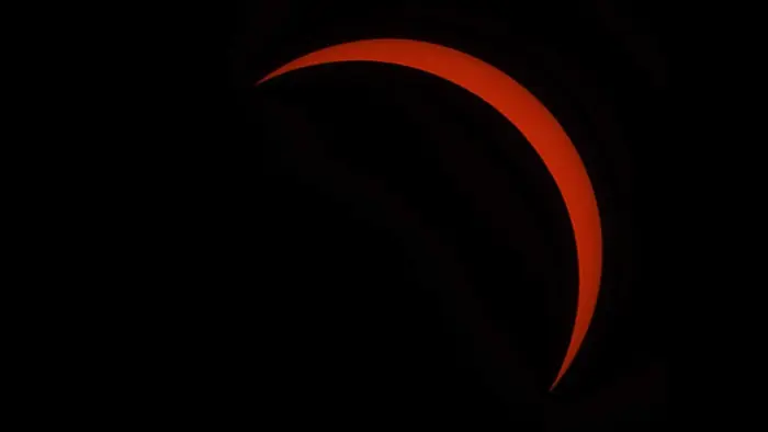 Лучшие фотографии полного солнечного затмения 2026 года со всего мира