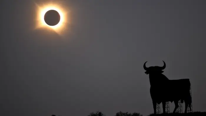 Лучшие фотографии полного солнечного затмения 2026 года со всего мира
