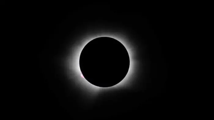 Лучшие фотографии полного солнечного затмения 2026 года со всего мира