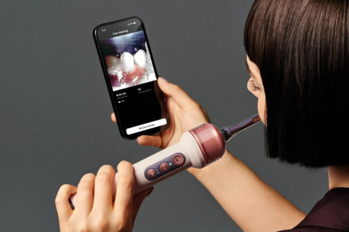 Dyson выпустил умную зубную щетку со встроенной камерой